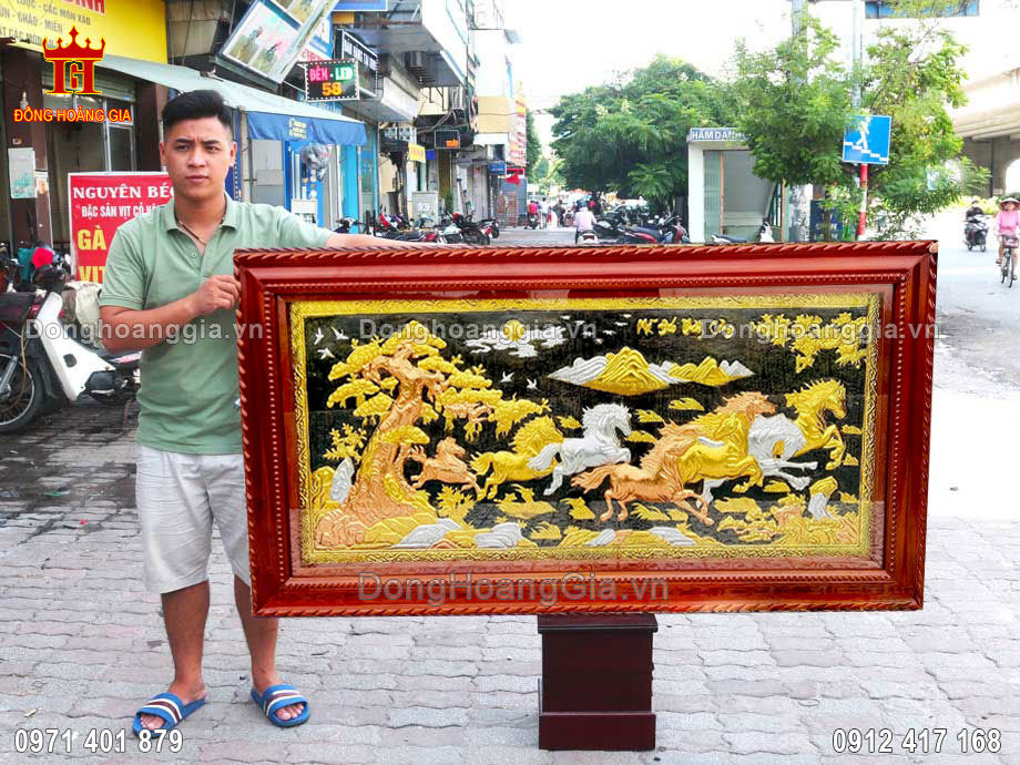 Bức tranh mã đáo thành công mạ vàng 24K là dòng sản phẩm tranh cao cấp tại Hoàng Gia